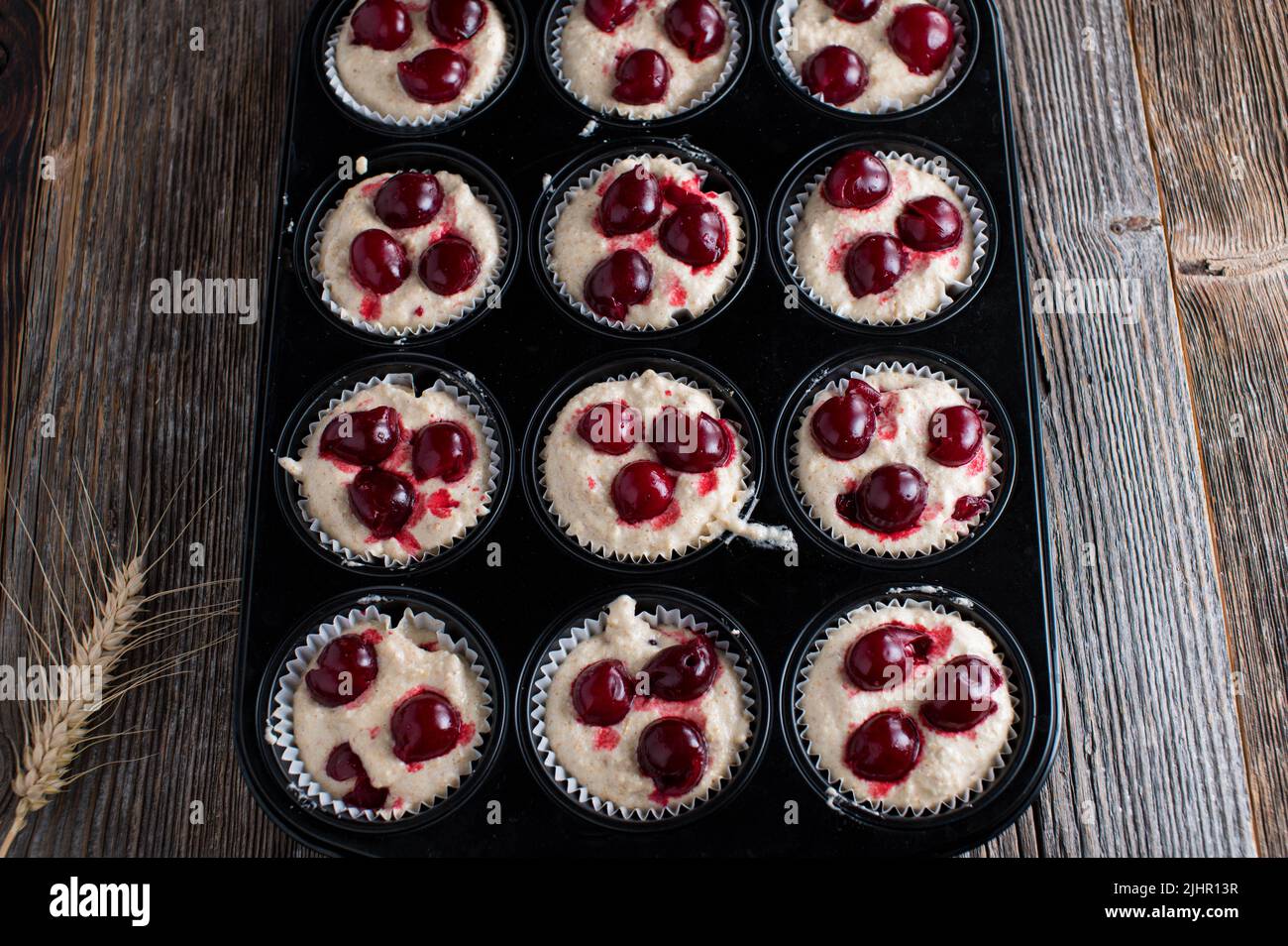 Muffin-Teig in einer Backform Stockfoto