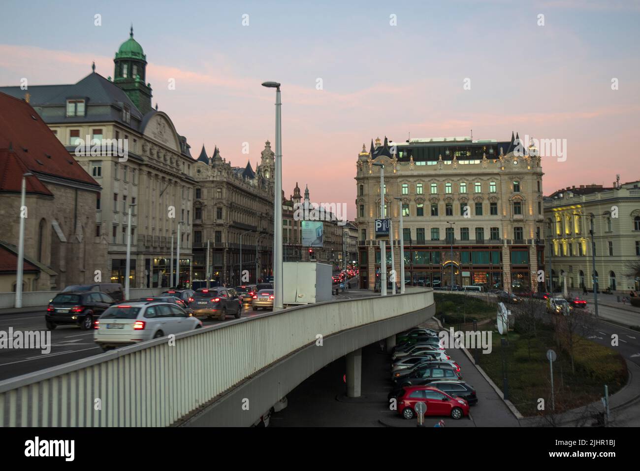 Budapest: Platz vom 15. März, Szabad Sajto Straße, Klotild Paläste. Ungarn Stockfoto