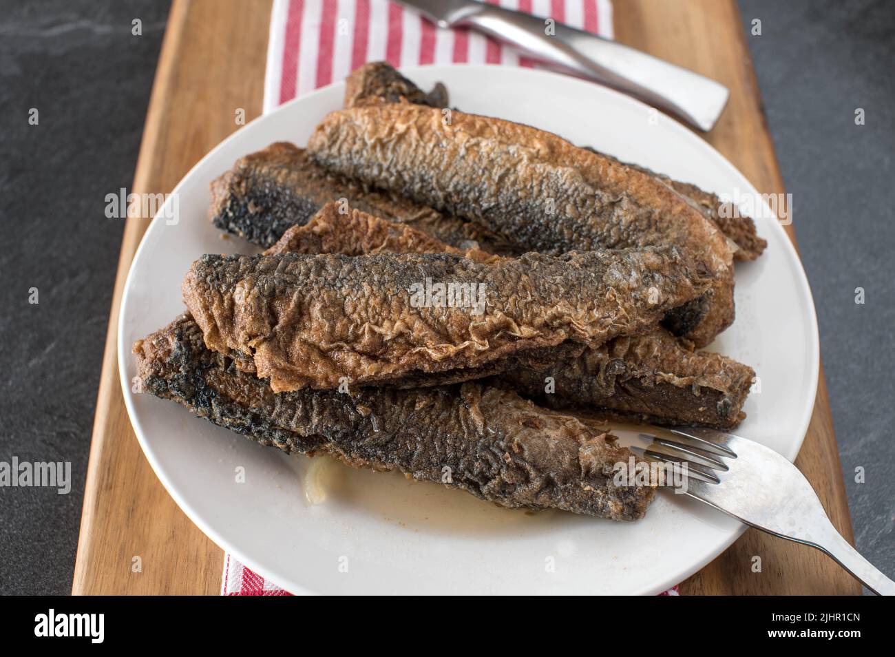 Frittierte Heringe auf einem Teller Stockfoto