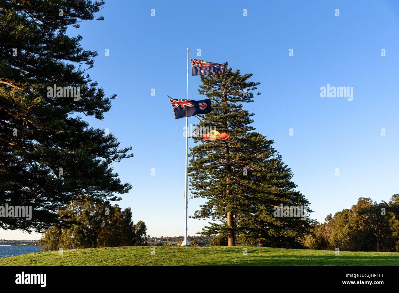 Die australische, die Aborigines- und die New South Wales-Flagge im Kamay Botany Bay National Park Stockfoto