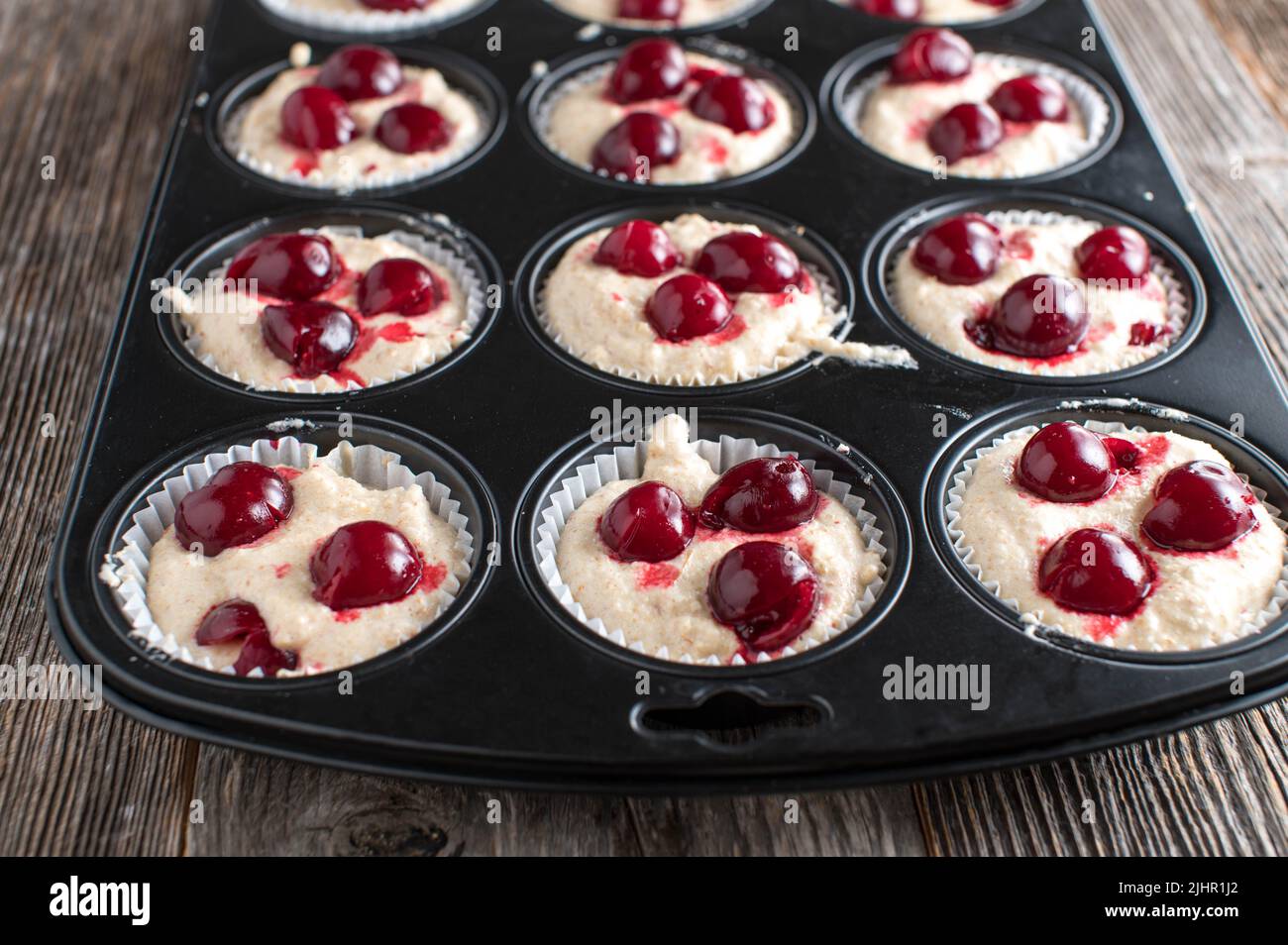 Muffin-Teig in einer Backform Stockfoto