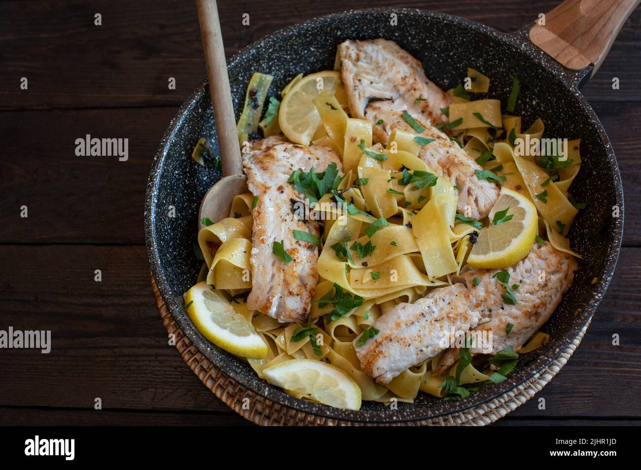 Sautierten Fisch mit Knoblauch, Petersilie Olivenöl Pasta. „aglio e olio“ Stockfoto