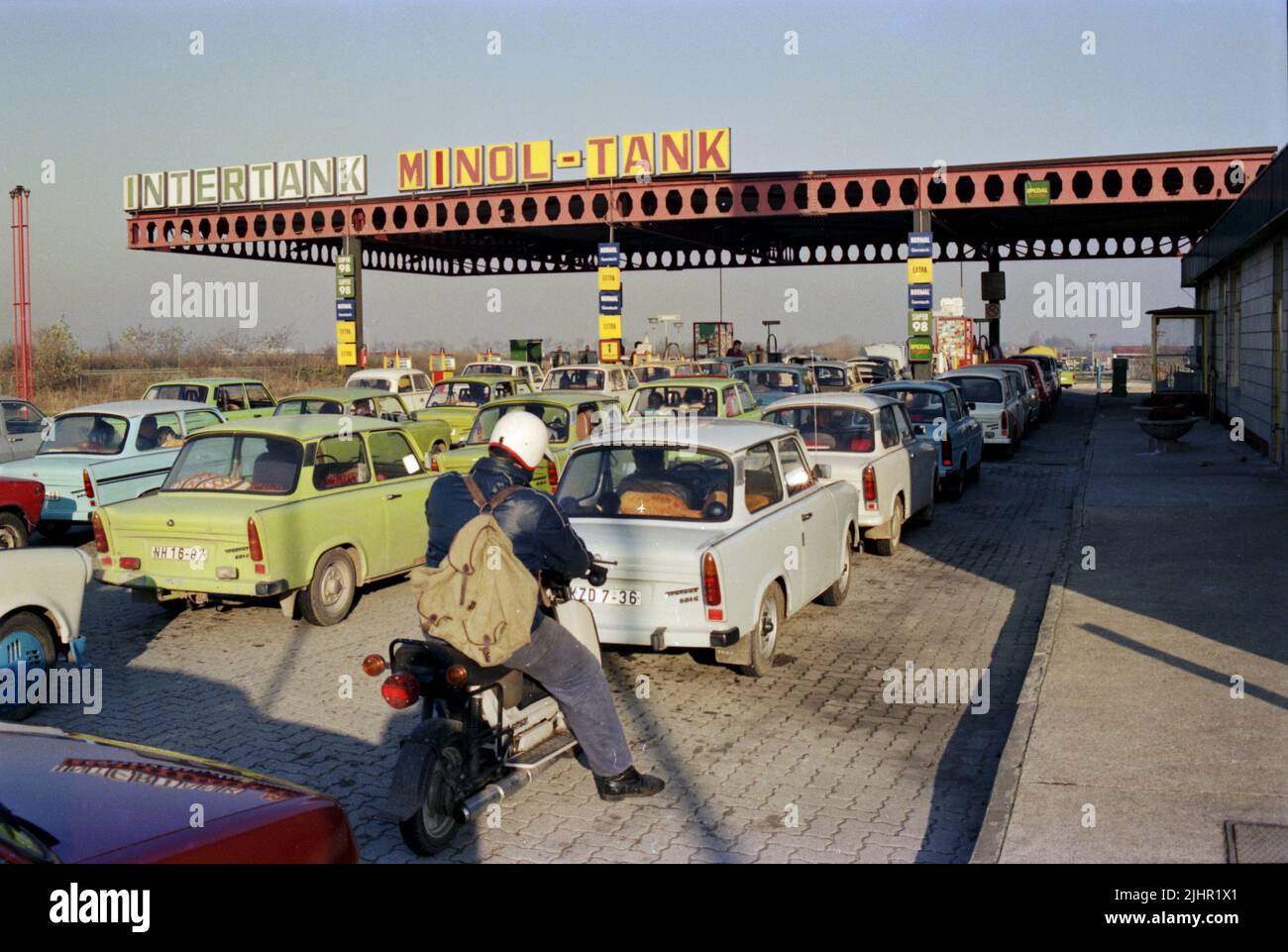 Berlin nach dem Mauerfall im November 1989 tanken die Ostdeutschen auf und eilen in den Westen. Stockfoto