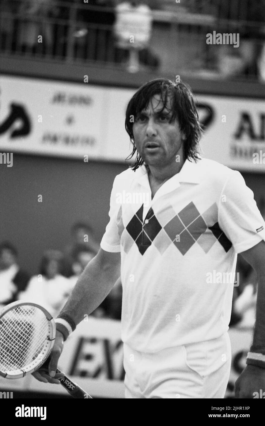 Der rumänische Tennisspieler Ilie Nastase, der bei den French Open an einem Spiel der Männer-Singles teilnahm. Paris, Roland-Garros-Stadion, Juni 1982 Stockfoto