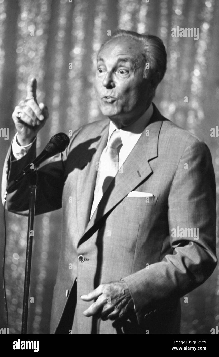 Der französische Sänger und Komiker André Jaubert, bekannt als Andrex, trat 1983 in einem Konzert auf. Stockfoto