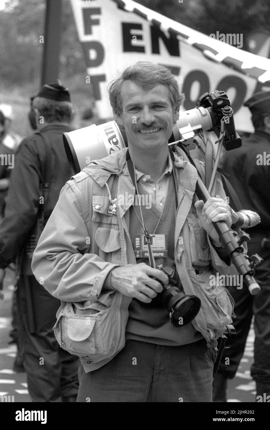 Porträt von Yann Arthus-Bertrand mit seinem Fotoequipment während der Krankenpflege-Demonstrationen in Frankreich im Oktober 1988. Stockfoto