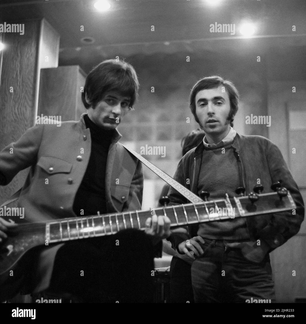 Christian Fechner und Jacques Dautriche, bekannt als Sullivan, von der Band Les Problèmes, während einer Aufnahmesession in den Vogue Studios. 1967 Stockfoto