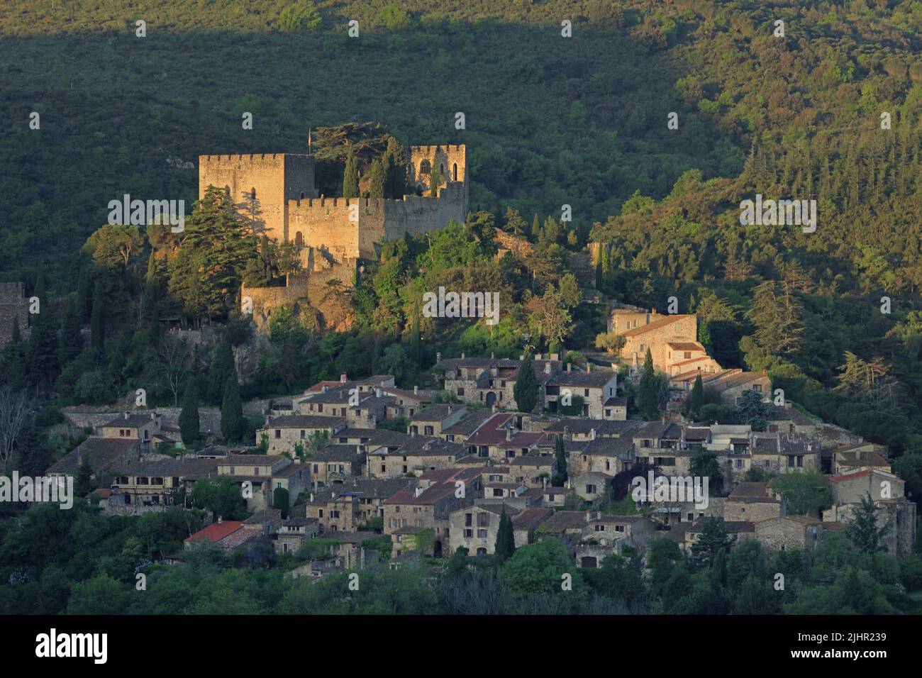 Frankreich, Pyrénées-Orientales (66) Castelnou, classé parmi les plus beaux Villages de France, le jour se lève / Frankreich, Pyrénées-Orientales Castelnou, als eines der schönsten Dörfer Frankreichs eingestuft, steigt der Tag Stockfoto