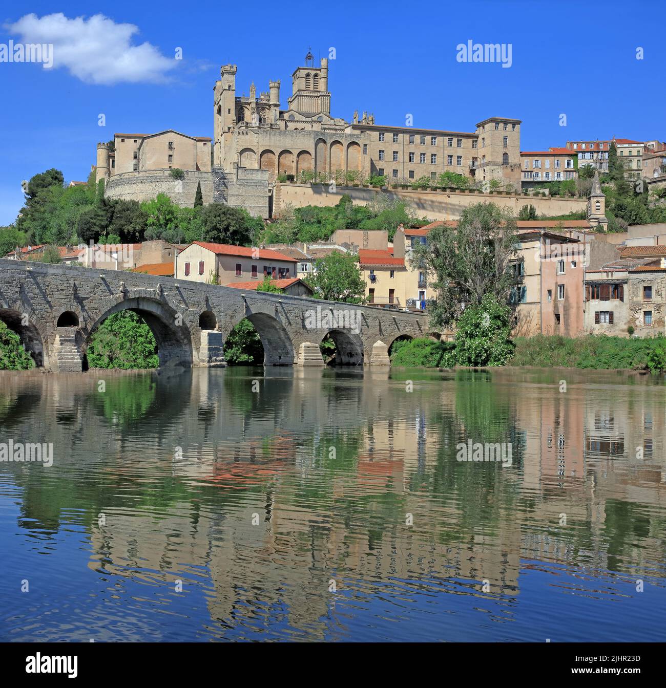 Frankreich, Hérault (34) Béziers, la vieille ville, la cathédrale, vieux pont sur l'Orb / Frankreich, Hérault Béziers, die Altstadt, die Kathedrale, alte Brücke über den Orb / Stockfoto