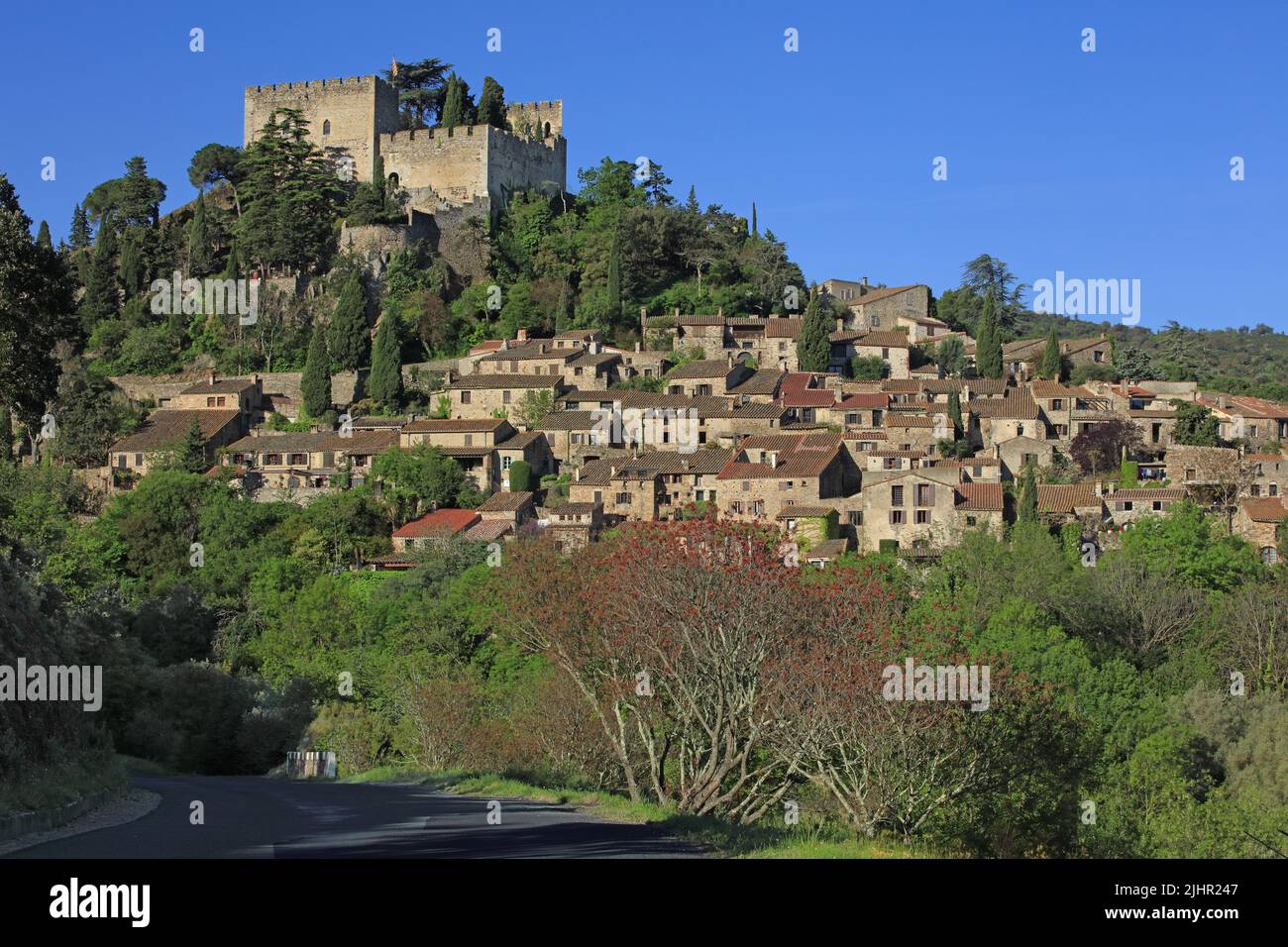 France, Pyrénées-Orientales (66) Castelnou, classé parmi les plus beaux Villages de France / France, Pyrénées-Orientales Castelnou, als eines der schönsten Dörfer Frankreichs aufgeführt Stockfoto