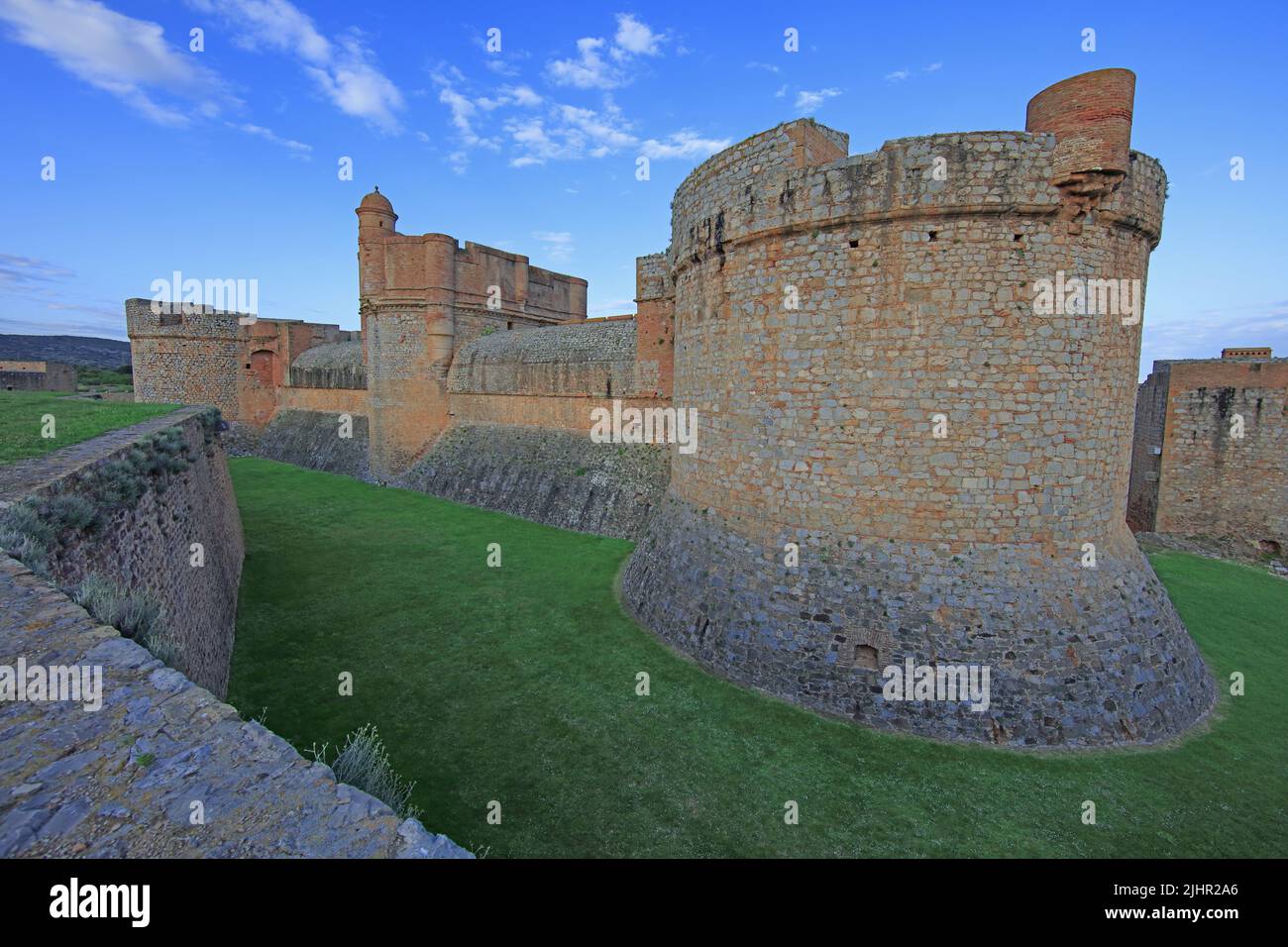 Frankreich, Pyrénées-Orientales (66) Salses-le-Château, la forteresse de Salses, vue depuis les douves / Frankreich, Pyrénées-Orientales Salses-le-Château, die Festung von Salses, von den Gruben aus gesehen Stockfoto