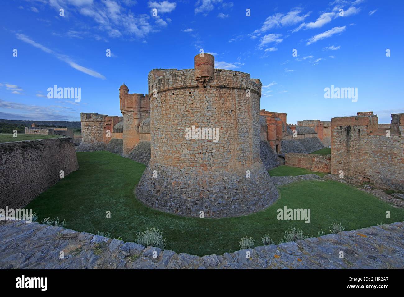 Frankreich, Pyrénées-Orientales (66) Salses-le-Château, la forteresse de Salses, vue depuis les douves / Frankreich, Pyrénées-Orientales Salses-le-Château, die Festung von Salses, von den Gruben aus gesehen Stockfoto