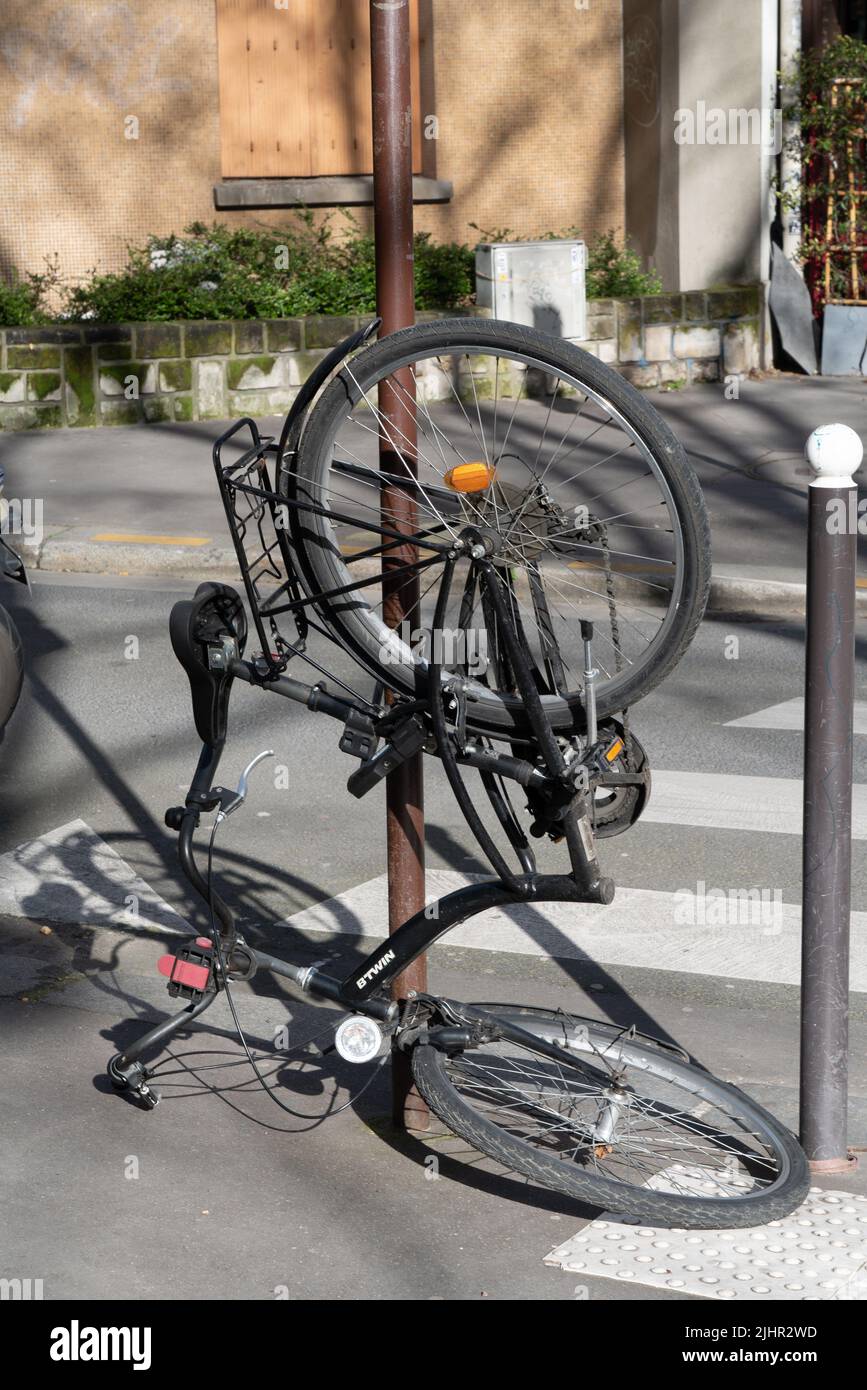 Frankreich, Region Ile de France, Paris 14. Arrondissement, Avenue du Maine, Fahrrad an einem Pfosten angelokt Stockfoto