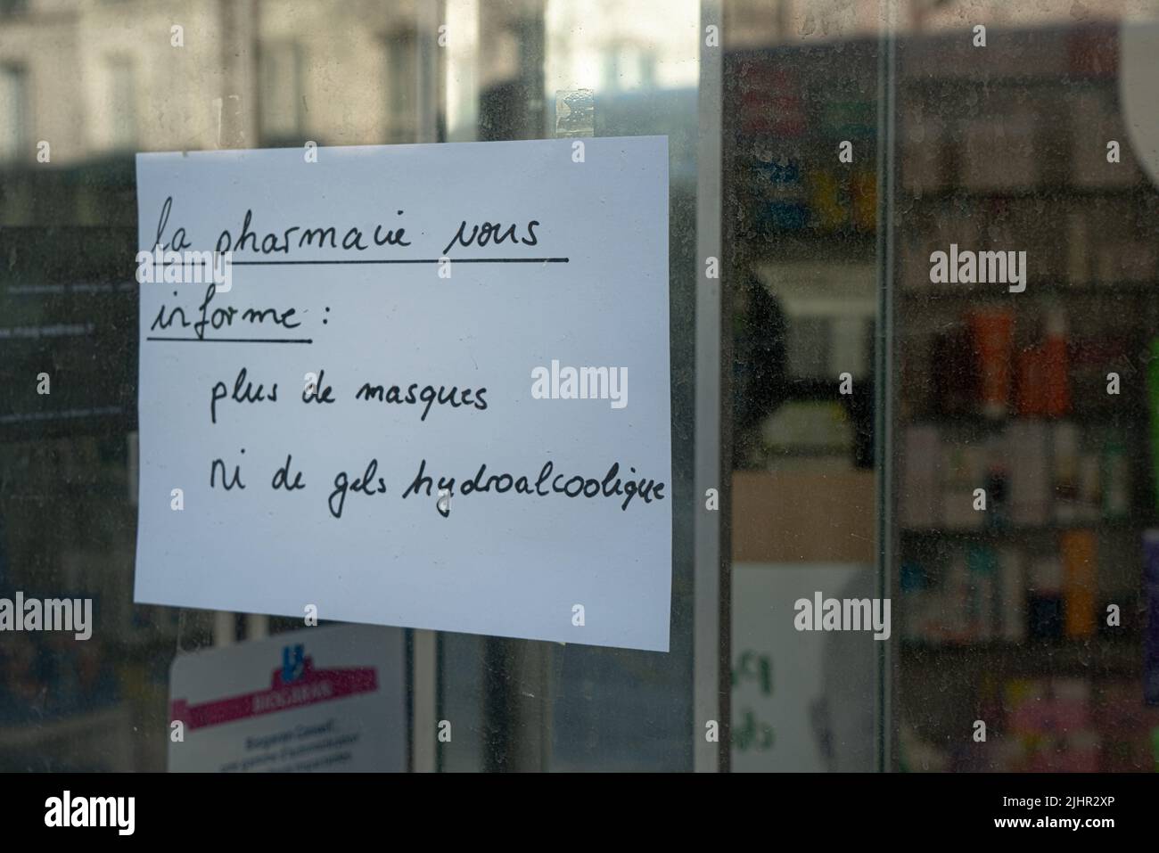 Frankreich, Region Ile de France, Paris 14e Arrondissement, Avenue du Maine, affiche pénurie de Masque et de Gel hydroalcoolique, Coronavirus Covid 19. 13. März 2020 Stockfoto