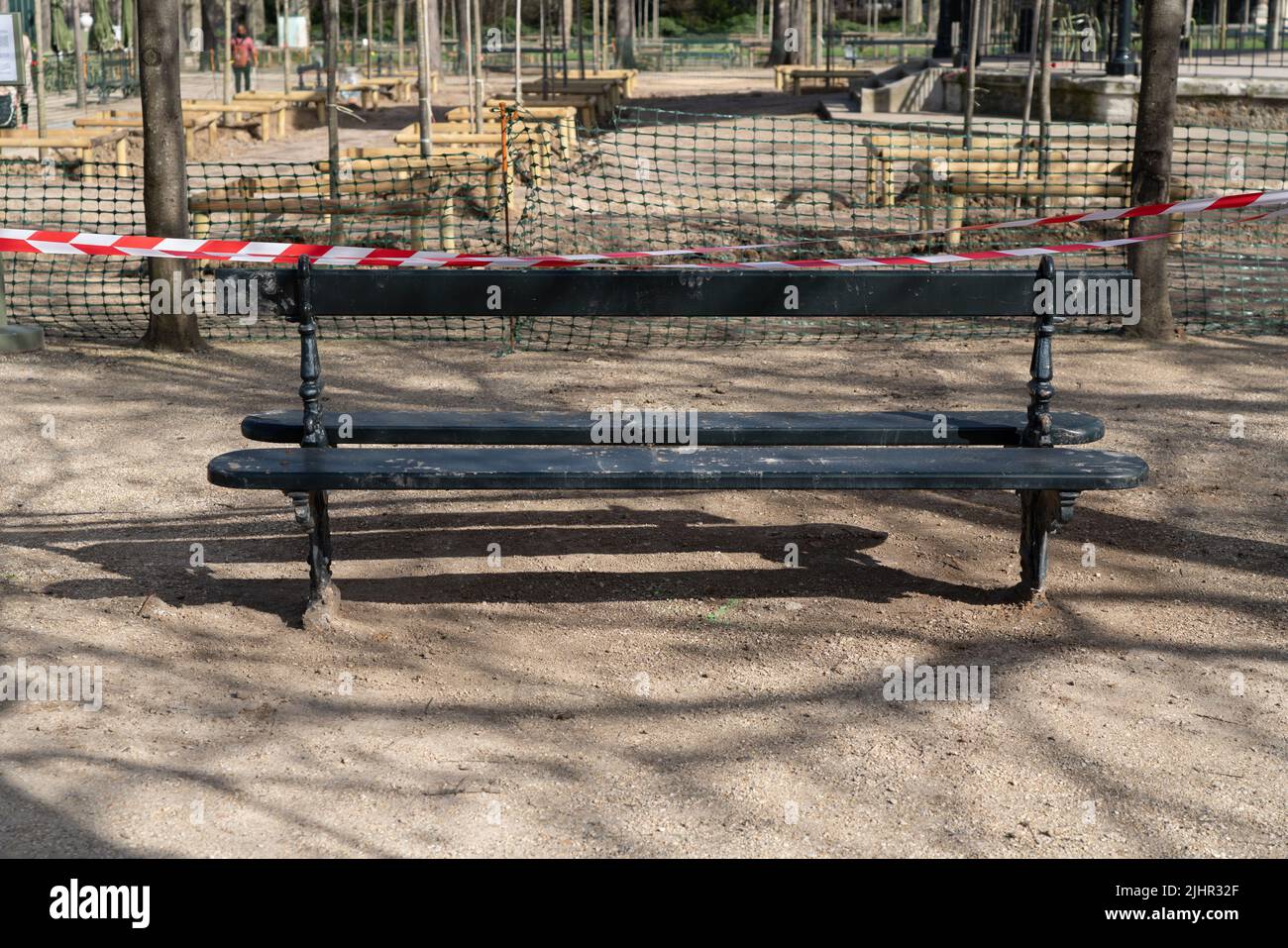 Frankreich, Region Ile de France, Paris 6. Arrondissement, Jardin du Luxembourg, Bank, Renovierungsarbeiten an einem Kiosk Stockfoto