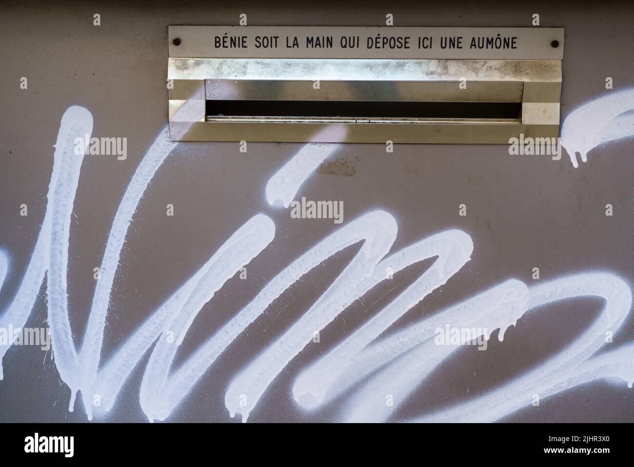 Frankreich, Region Ile de France, 6. Arrondissement von Paris, rue Notre Dame des Champs, Briefkasten zum Empfangen von Angeboten, Graffiti, Stockfoto