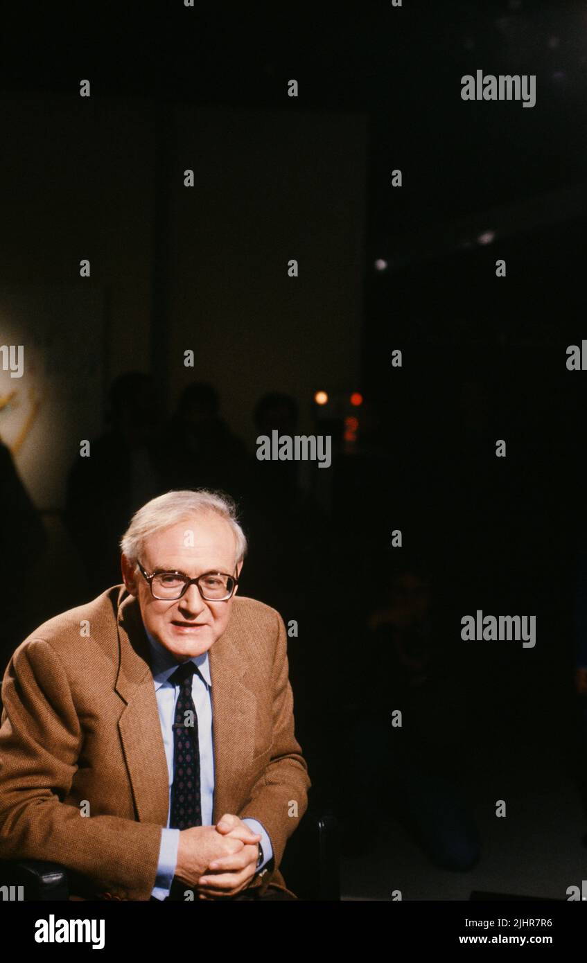 Robert Sabatier am Set der literarischen TV-Show „Apostrophe“ am 16. Februar 1990. Stockfoto