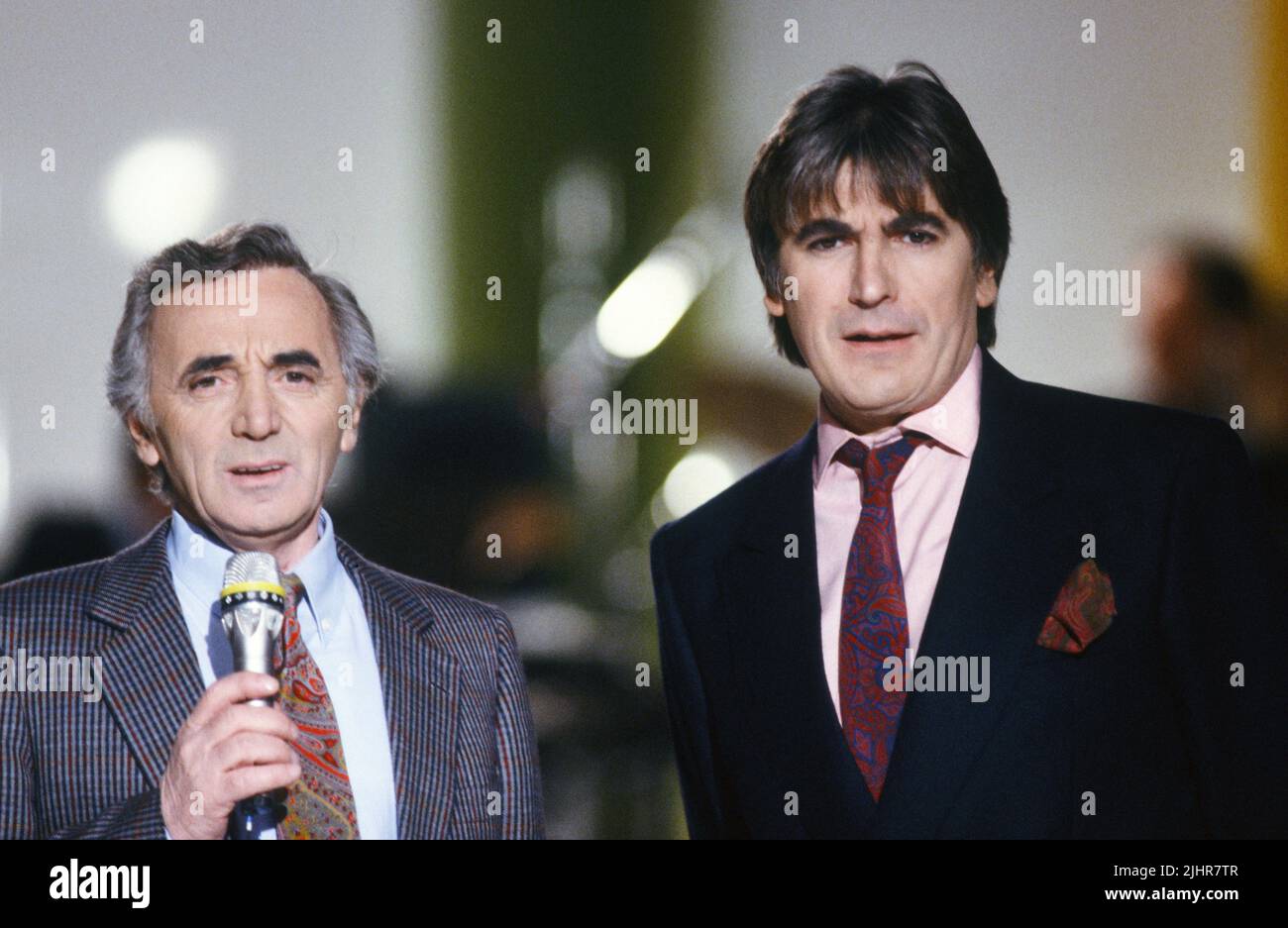 Charles Aznavour und Serge Lama am Set einer TV-Show, in der das Wohltätigkeitslied „Pour toi Arménie“ nach dem Erdbeben in Armenien im Dezember 1988 gesungen wurde. 1989 Stockfoto