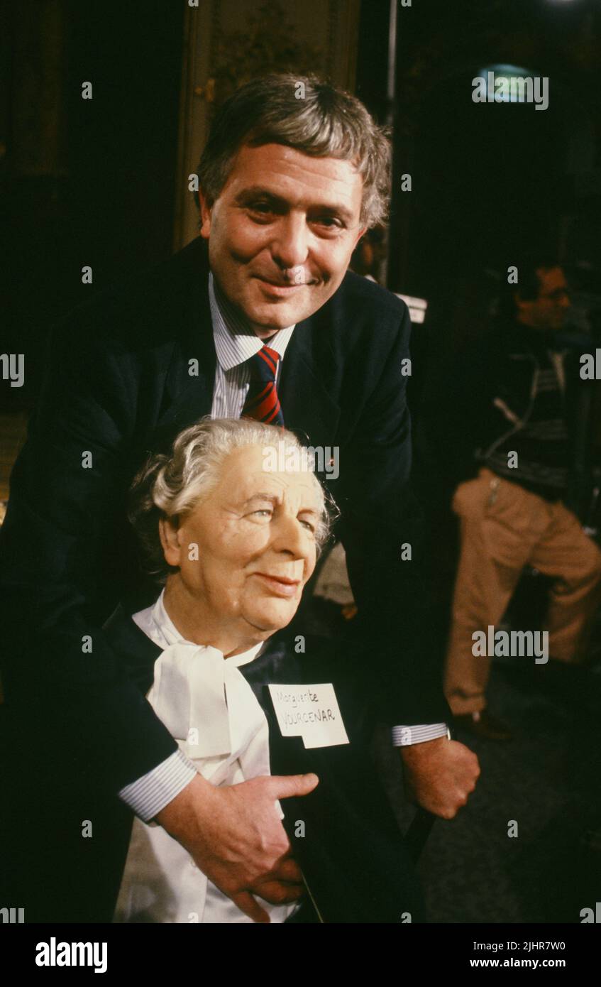 Philippe Sollers lud zur Ausgabe 700th der literarischen TV-Show „Apostrophe“ ins Musée Grévin ein. 5. Januar 1990. Stockfoto