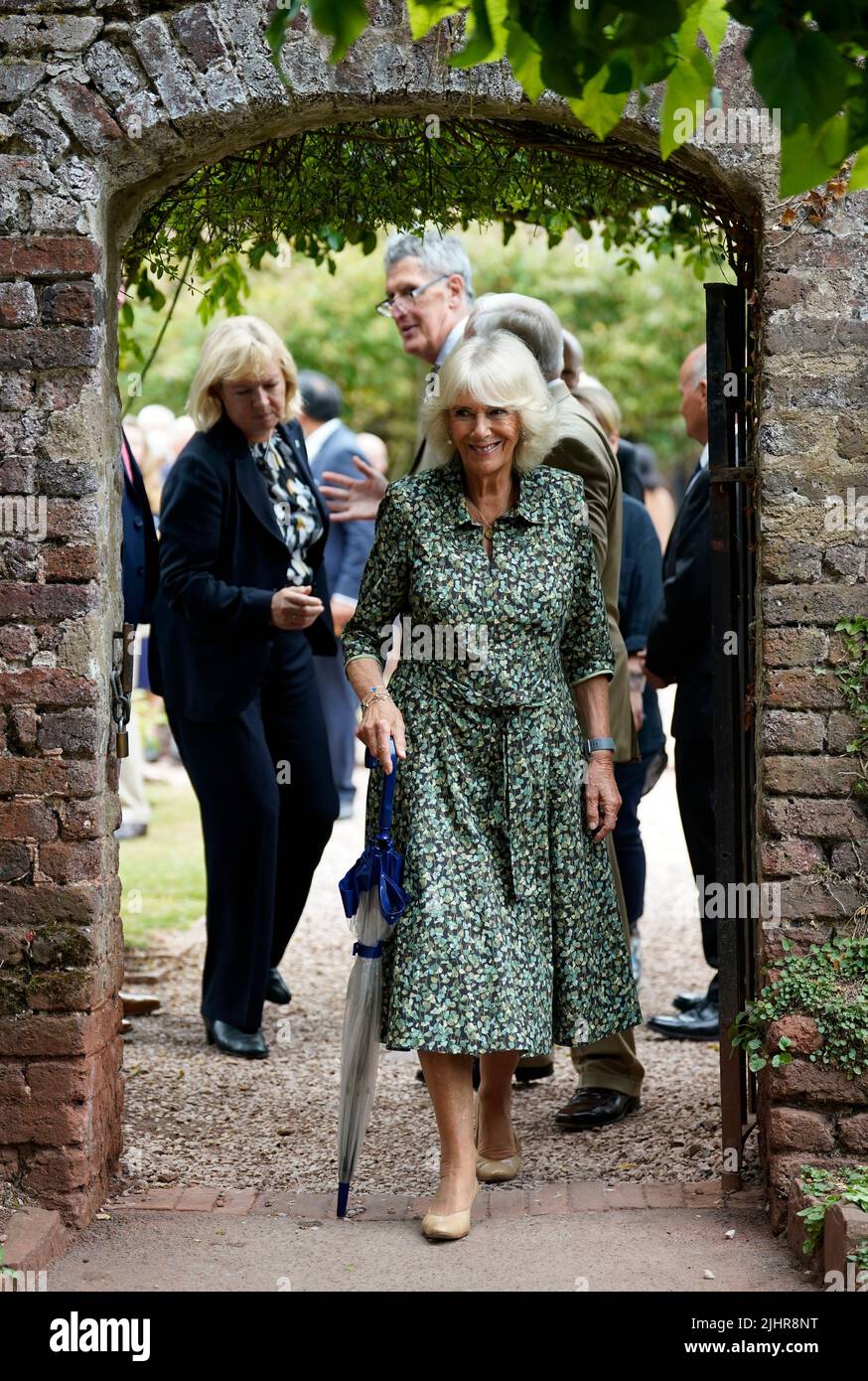 Die Herzogin von Cornwall bei einem Besuch des Cockington Court in Torquay, einem Zentrum der Kreativität, das von Torbay Coast und Countryside Trust betrieben wird, am dritten Tag ihres jährlichen Besuchs im Südwesten. Bilddatum: Mittwoch, 20. Juli 2022. Stockfoto