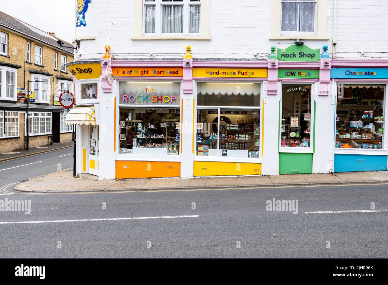 Außenansicht des Rock Shops, auch Verkauf von handgefertigten Fudge und Pralinen. Shanklin Old Village, Shanklin Town, Isle of Wight Stockfoto