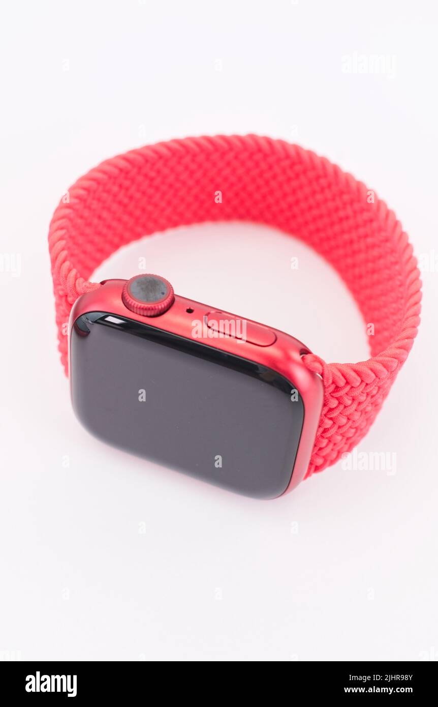 Apple iphone und Apple Watch Produkt rot auf einem weißen Schreibtisch mit Platz für Text Stockfoto