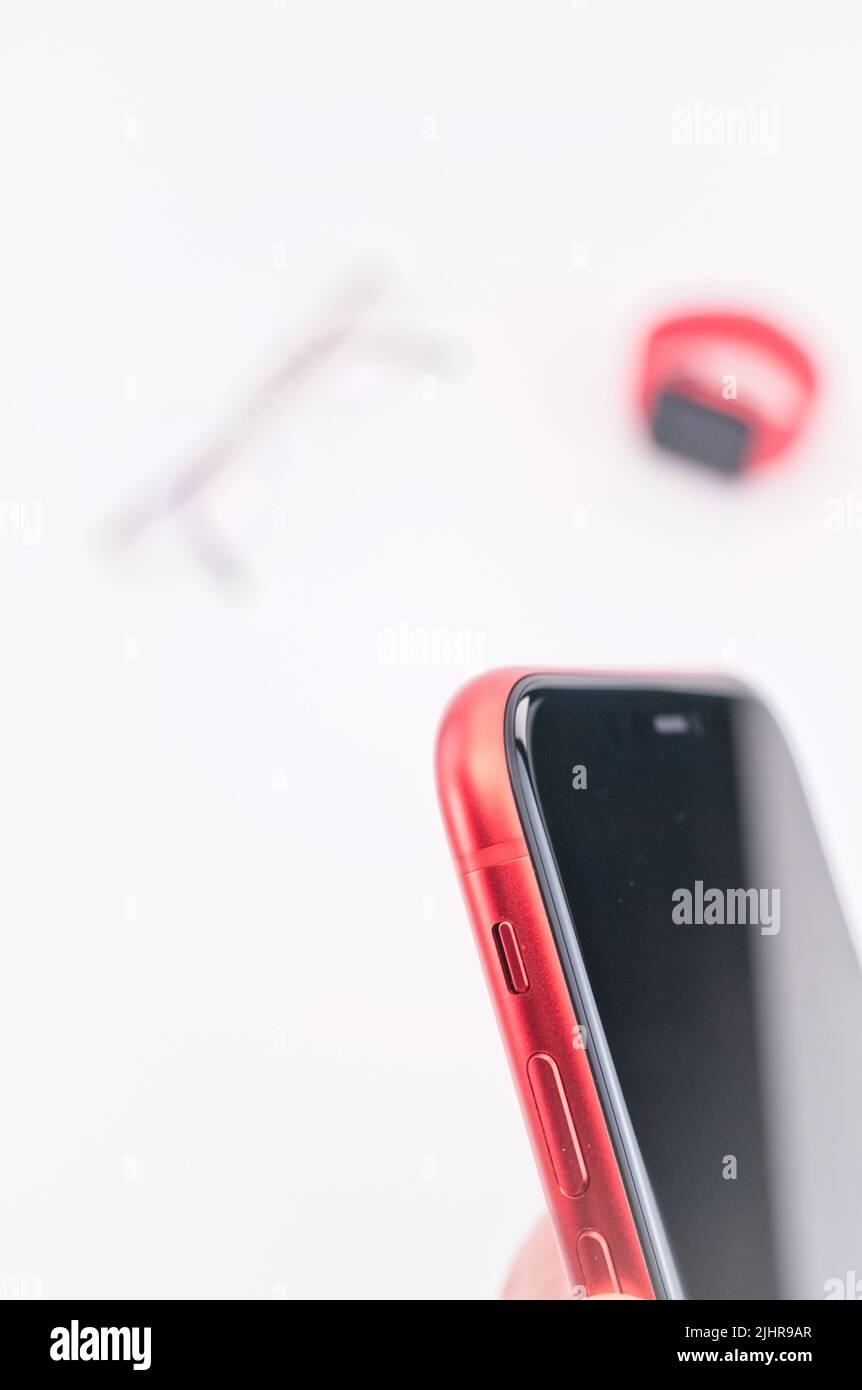 Apple iphone und Apple Watch Produkt rot auf einem weißen Schreibtisch mit Platz für Text Stockfoto
