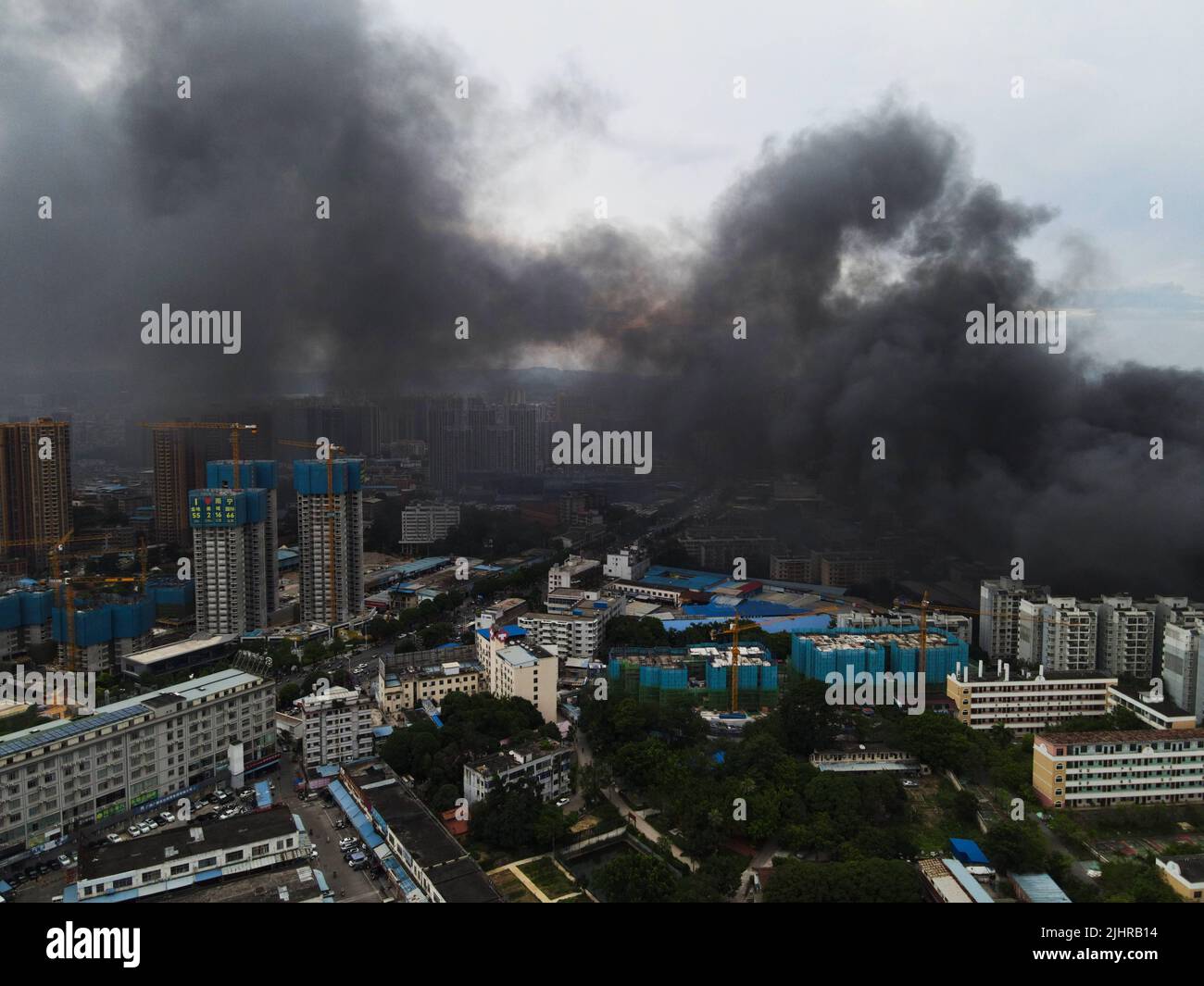 Ein Luftvideo vom 20. Juli 2022 zeigt die Szene eines Brandes in einem Autoteilelager in Nanning, Provinz Guangxi, China. Das Feuer brannte fie Stockfoto