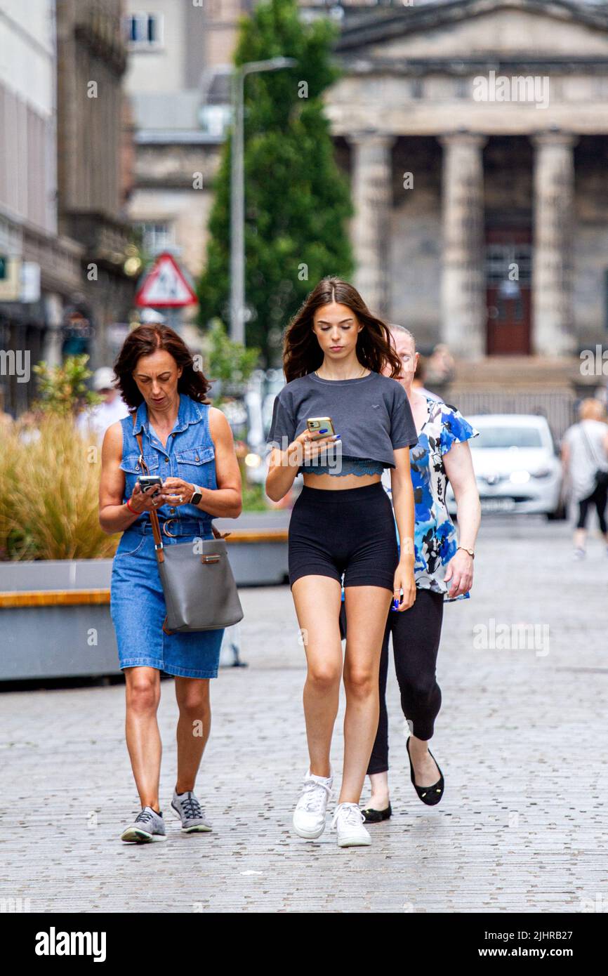 Dundee, Tayside, Schottland, Großbritannien. 20.. Juli 2022. UK Wetter: Aufgrund der kühlen Brise erreichten die Temperaturen in einigen Teilen von Nordostschottland 18 Grad Nach Tagen extremer Hitze sind stylische und atemberaubende Frauen in Dundee unterwegs und nutzen das angenehm kühle Sommerwetter im Stadtzentrum. Kredit: Dundee Photographics/Alamy Live Nachrichten Stockfoto