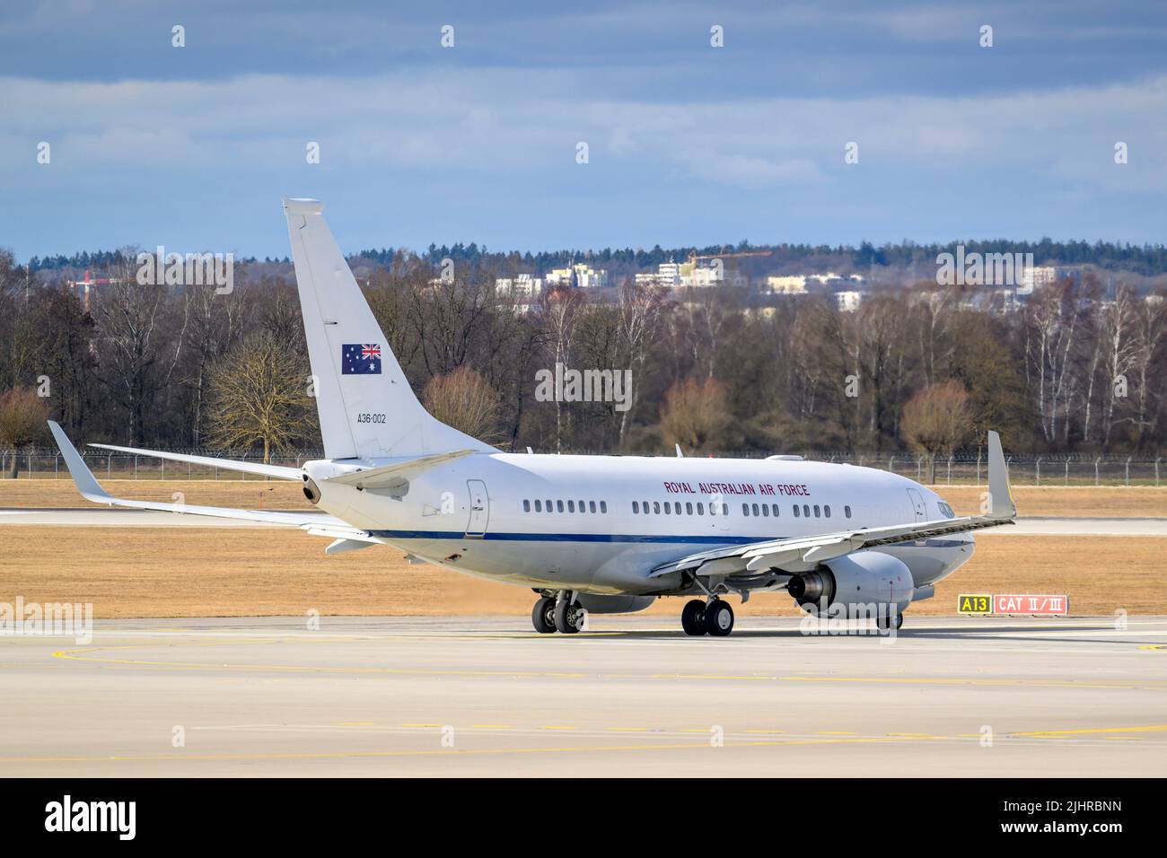 München, Deutschland - Februar 20. 2022 : die Royal Australian Air Force Boeing 737-700 BBJ mit der Flugzeugzulassung A36-002 rollt zum Start Stockfoto