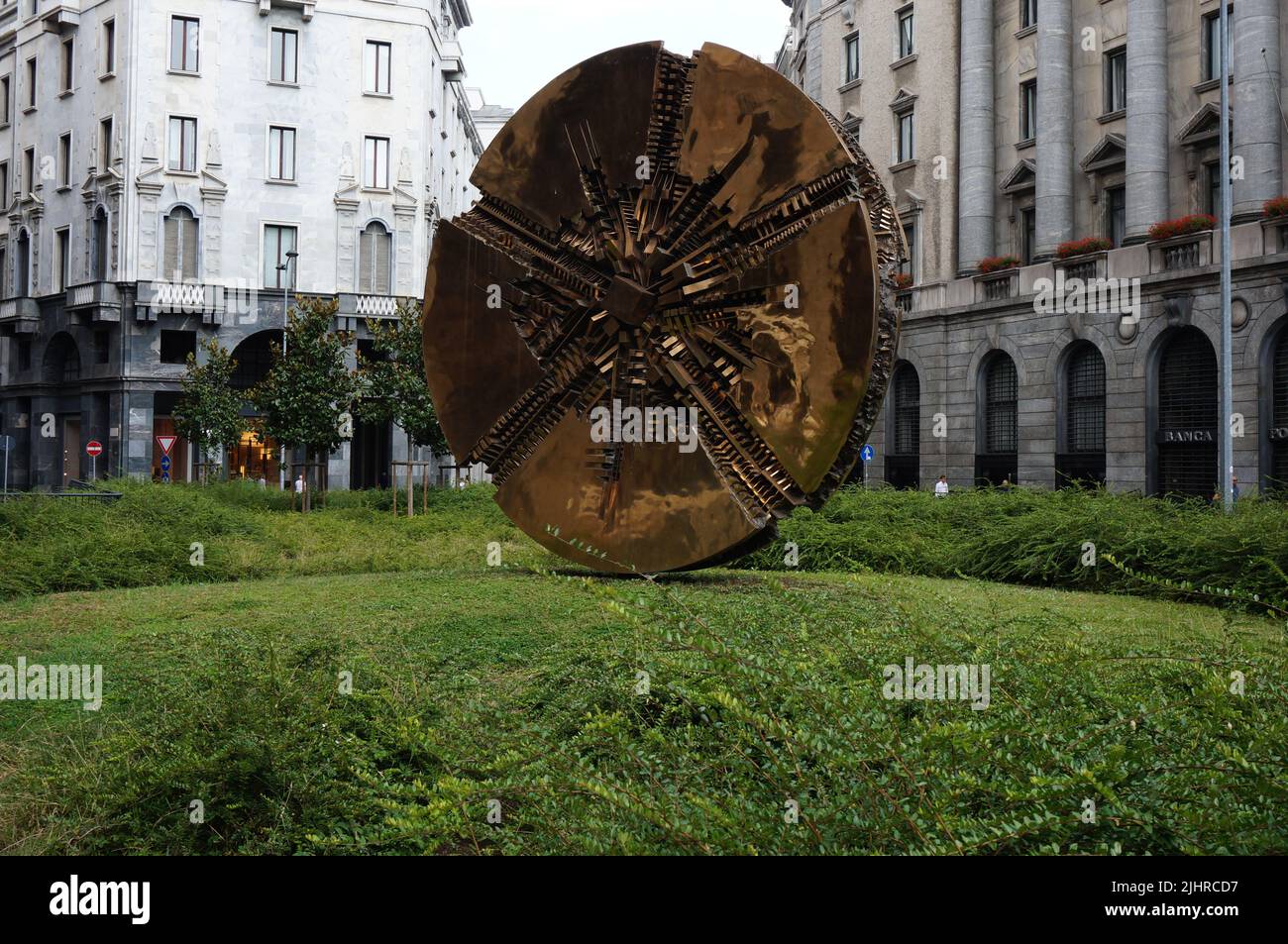 Disco Grande (große Scheibe) des Bildhauers Arnaldo Pomodoro, Mailand, Italien Stockfoto