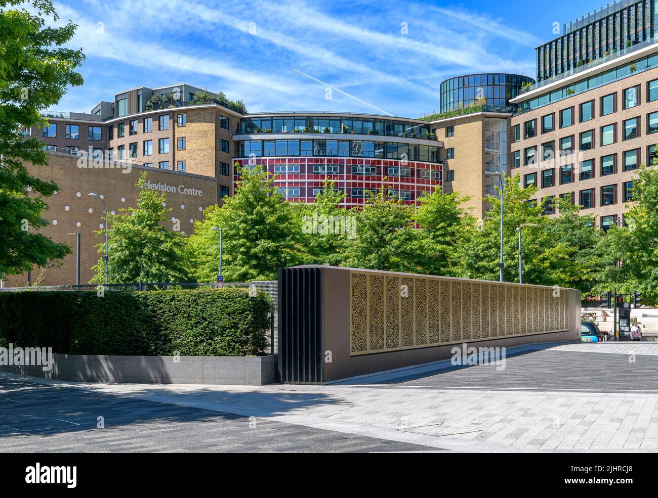 Legendäres BBC Television Center in Shepherd’s Bush. Umbenannt in Just Television Center, wurde in Apartments, Hotel und Freizeiteinrichtungen umgewandelt. Stockfoto