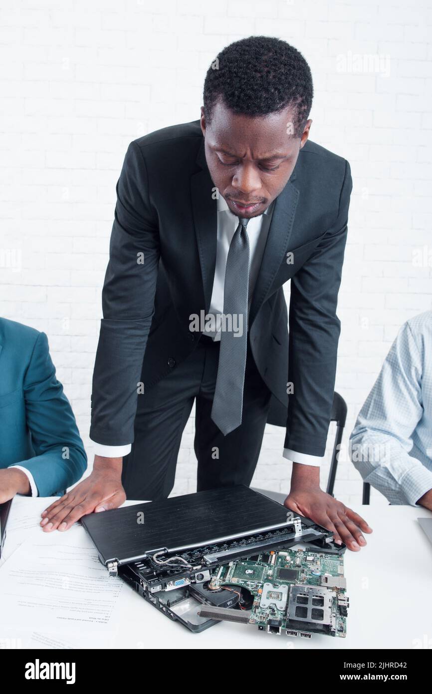 Unzuverlässige chinesische Technik funktioniert im Büro nicht Stockfoto