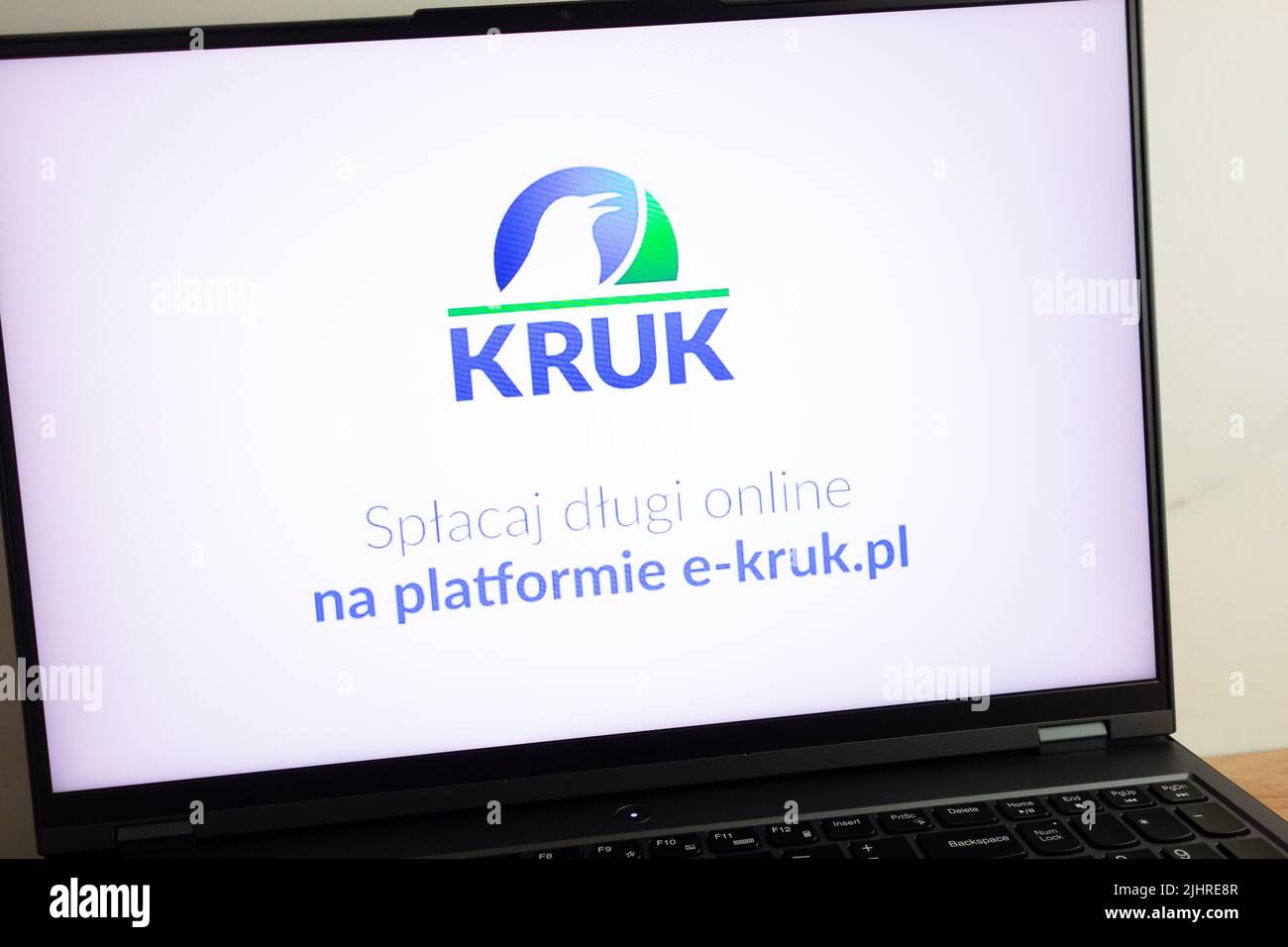 KONSKIE, POLEN - 19. Juli 2022: Firmenlogo von FW Kruk SA auf dem Laptop-Computerbildschirm Stockfoto