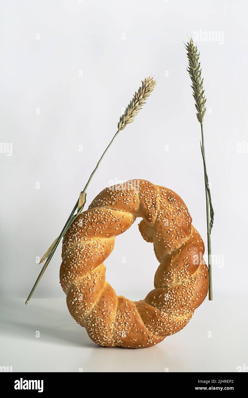 Frischer Brotlaib auf weißem Tisch. Gebackenes Brot und Ähren von Weizen Stillleben. Stockfoto