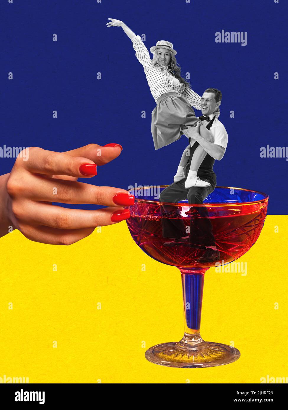 Collage zeitgenössischer Kunst. Kreatives Design. Fröhliches Paar, das in einem köstlichen Alkoholcocktail tanzt. Partyzeit, Feier Stockfoto