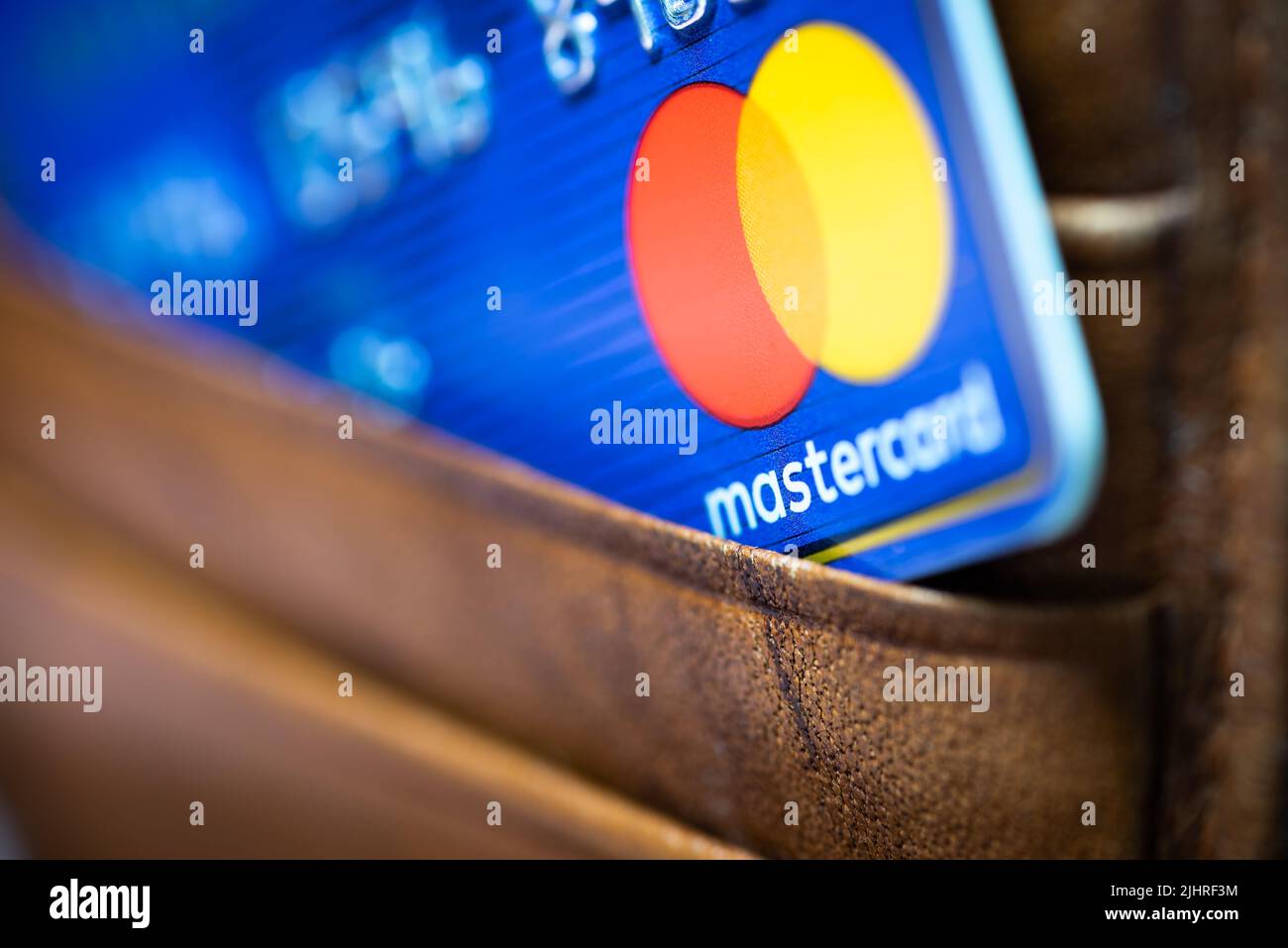 Mastercard in einer braunen Lederbörse. Stockfoto