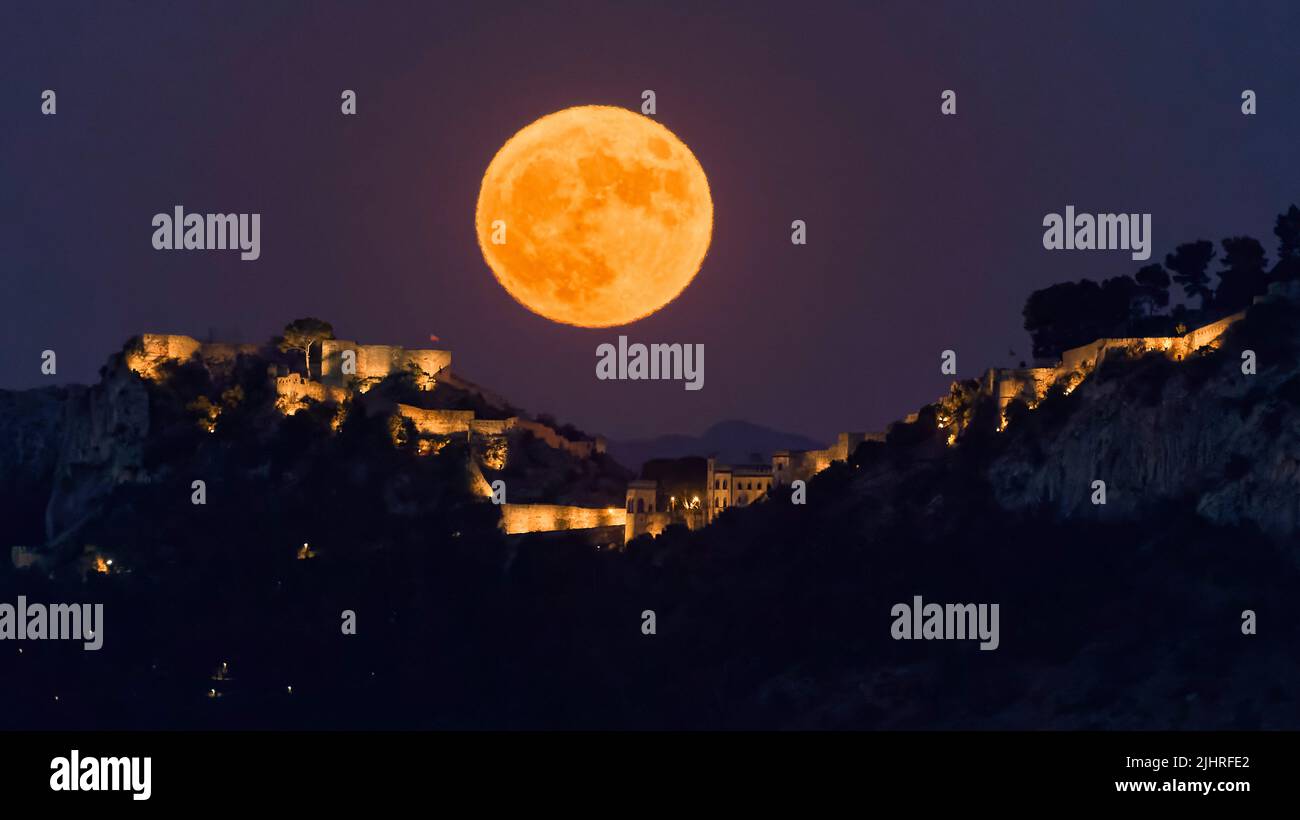 Supermoon hinter dem Schloss von Jativa (Valencia - Spanien) Stockfoto