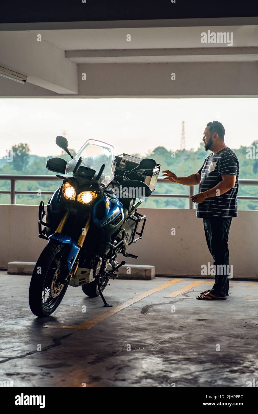 Kuala Lumpur, Malaysia - 6. Juli 2022: Die Yamaha XT1200Z Super Ténéré mit Beleuchtung auf dem Parkplatz. Stockfoto