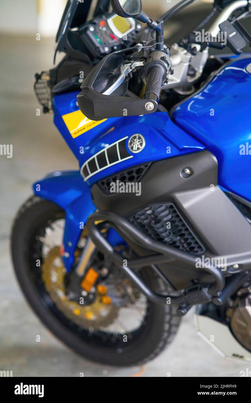 Kuala Lumpur, Malaysia - 6. Juli 2022: Nahaufnahme der Yamaha XT1200Z Super Ténéré in blauer Farbe. Stockfoto