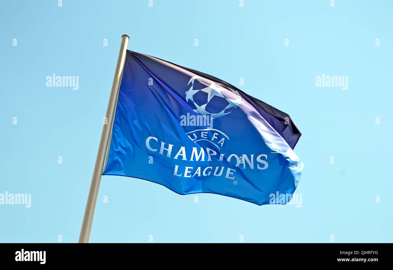 UEFA Champions League Flaggensymbol auf windigem blauen Himmel in Kiew, Ukraine Stockfoto