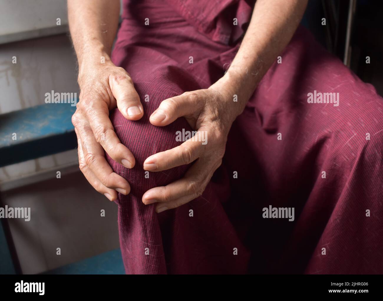 Kniegelenkschmerzen beim älteren Mann aus dem asiatischen Myanmar. Konzept von Osteoarthritis, rheumatoider Arthritis, Patellartendonitis, präpatellarer Bursitis, kollateraler Lig Stockfoto Kniegelenkschmerzen beim älteren Mann aus dem asiatischen Myanmar. Konzept von Osteoarthritis, rheumatoider Arthritis, Patellartendonitis, präpatellarer Bursitis, kollateraler Lig Stockfoto