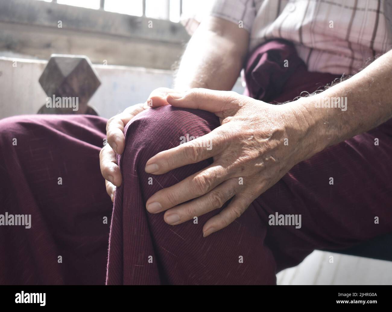 Kniegelenkschmerzen beim älteren Mann aus dem asiatischen Myanmar. Konzept von Osteoarthritis, rheumatoider Arthritis, Patellartendonitis, präpatellarer Bursitis, kollateraler Lig Stockfoto Kniegelenkschmerzen beim älteren Mann aus dem asiatischen Myanmar. Konzept von Osteoarthritis, rheumatoider Arthritis, Patellartendonitis, präpatellarer Bursitis, kollateraler Lig Stockfoto