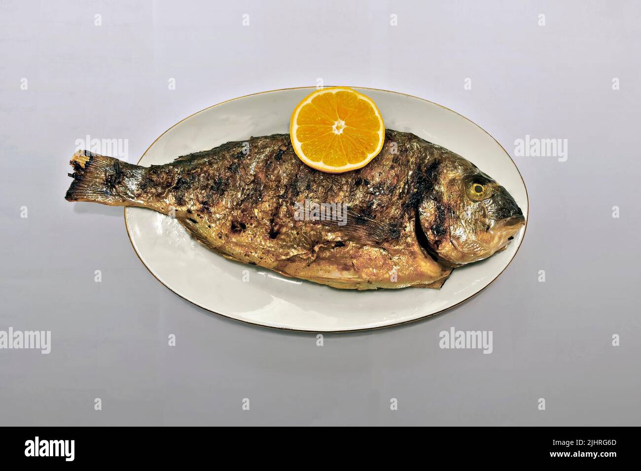 Gebackenen Fisch Cipura in einem Gericht, Stockfoto