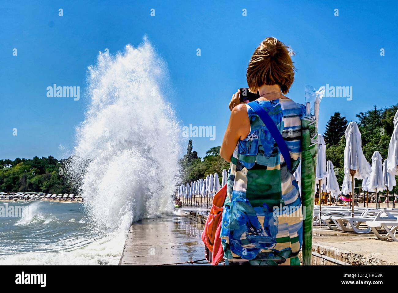 Frau beobachtet, wie Wasser von starken Meereswellen spritzt, bulgarische Schwarzmeerküste, Bulgarien, Europa, Stockfoto