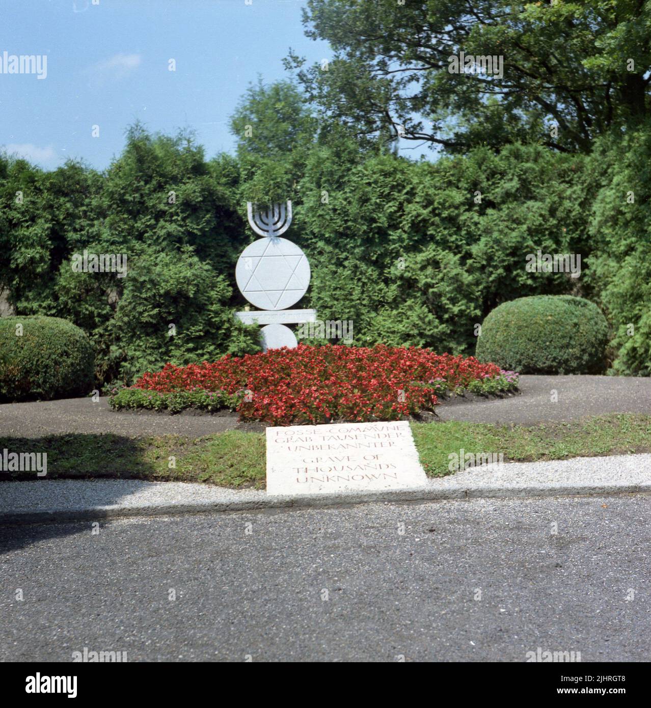 1990s, Gedenkstein mit Inschrift, Grab tausender Unbekannter, KZ Dachau. Stockfoto