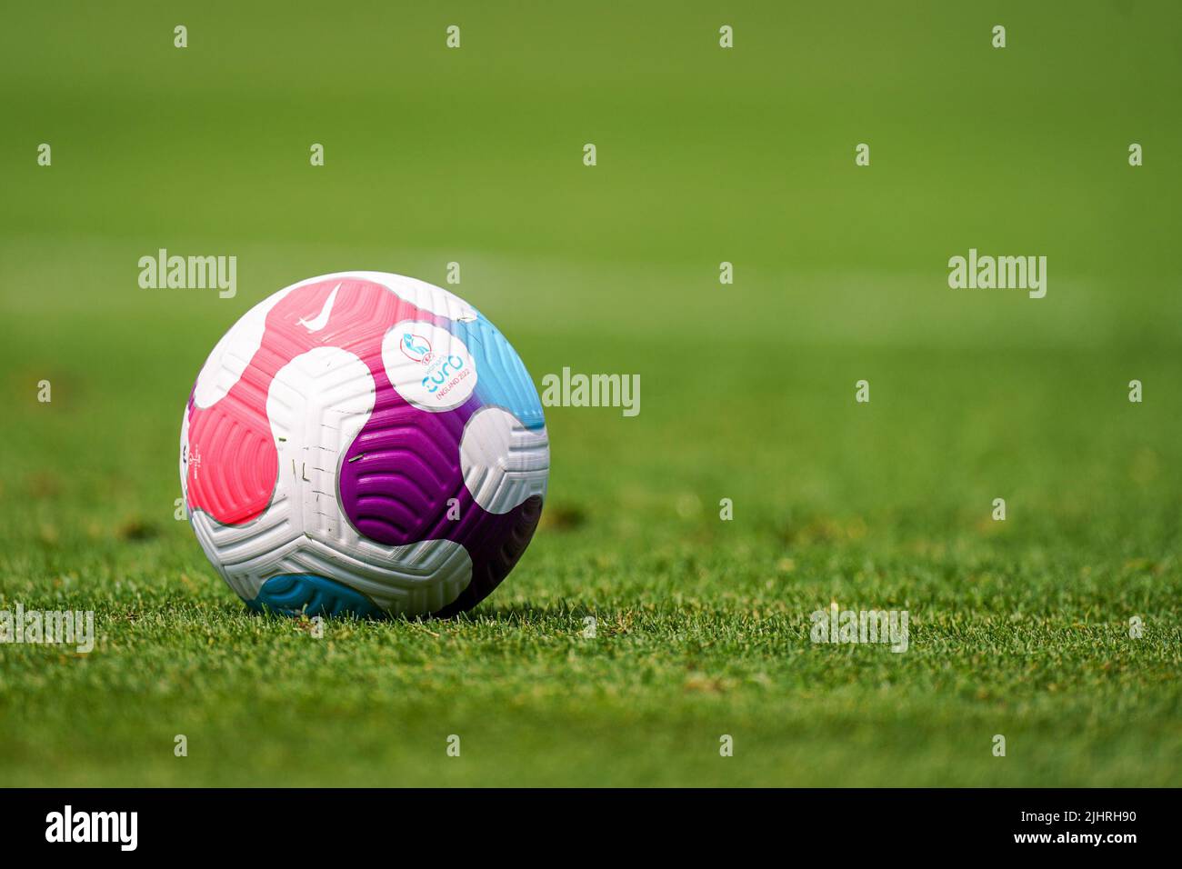 STOCKPORT, GROSSBRITANNIEN - 20. JULI: Der offizielle Matchball wird während einer Trainingssitzung der niederländischen Frauen am 20. Juli 2022 im Stockport County Training Center in Stockport, Großbritannien, gesehen. (Foto von Joris Verwijst/Orange Picturs) Stockfoto