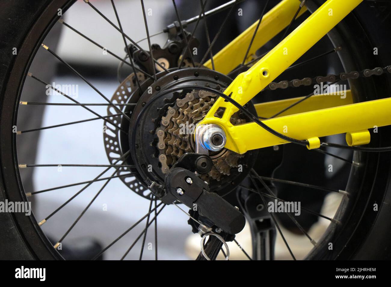 Elektrisches Fahrrad mit Zahnrädern und Scheibenbremse Teilansicht in einem modernen Hybrid-Zyklus, der wie normaler Pedalzyklus und elektrischer Typ arbeiten kann Stockfoto