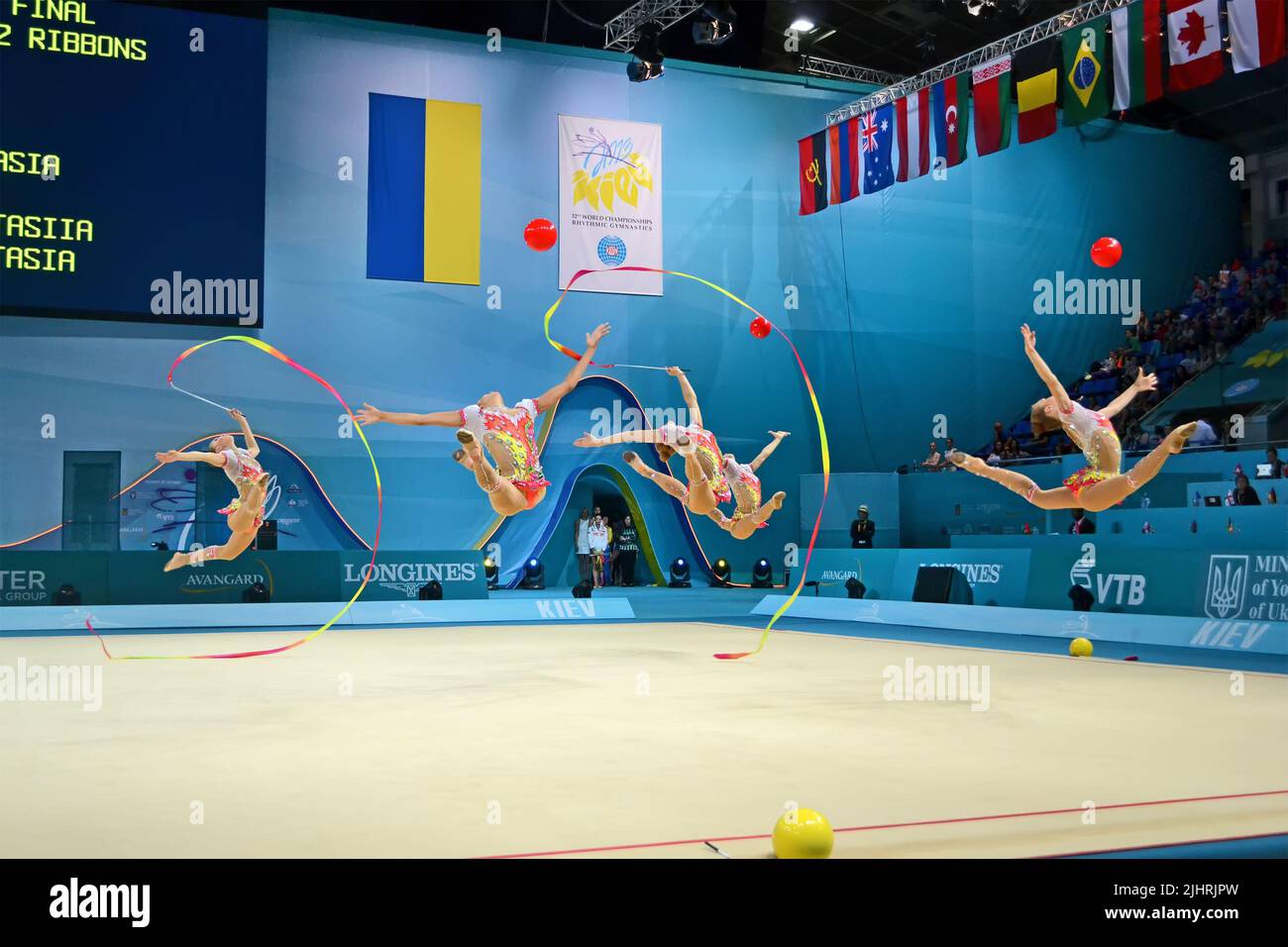 32. Rhythmische Turnweltmeisterschaften 2013 in Kiew, Ukraine. Während des Turniers kommandieren russische Turner. Stockfoto