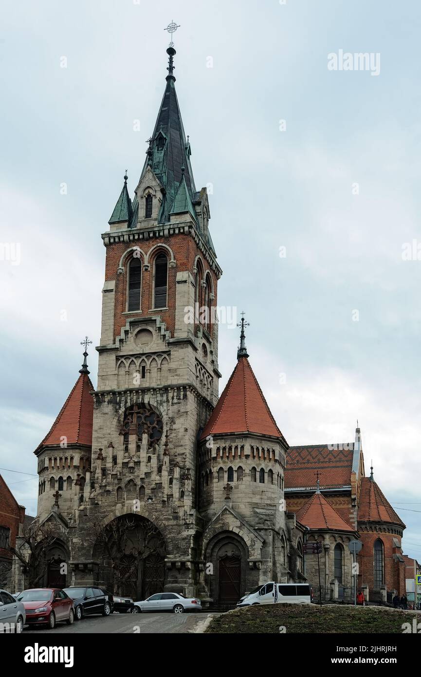 Der Blick auf die Kirche unserer Lieben Frau vom heiligen Rosenkranz und St. Stanislaus in Chortkiv, Ukraine Stockfoto